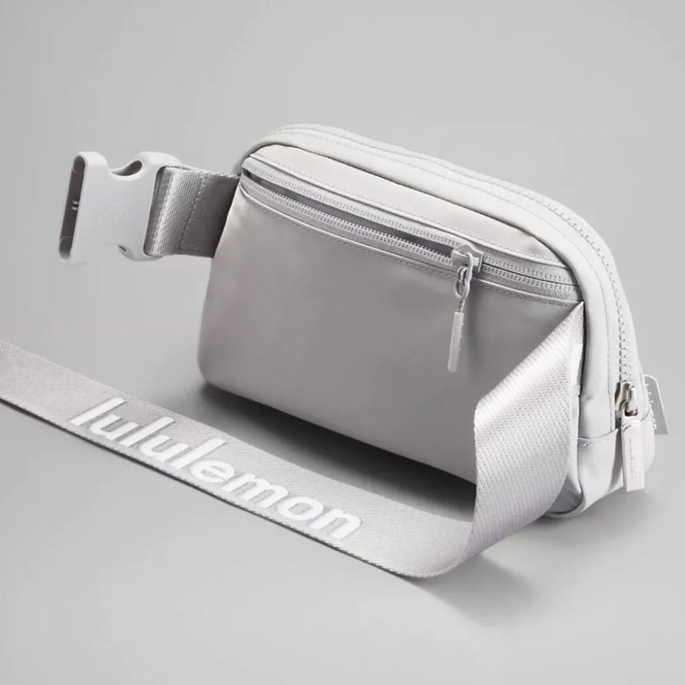 Lululemon Everywhere Belt Bag Silver/White 1 Lt